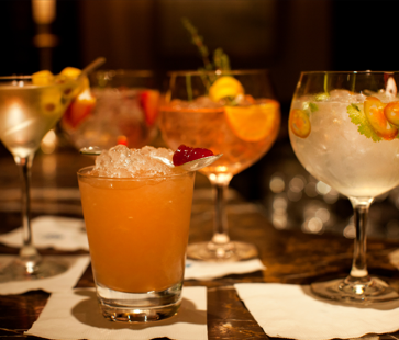 A table with differents alcoholic and non-acoholic drinks.